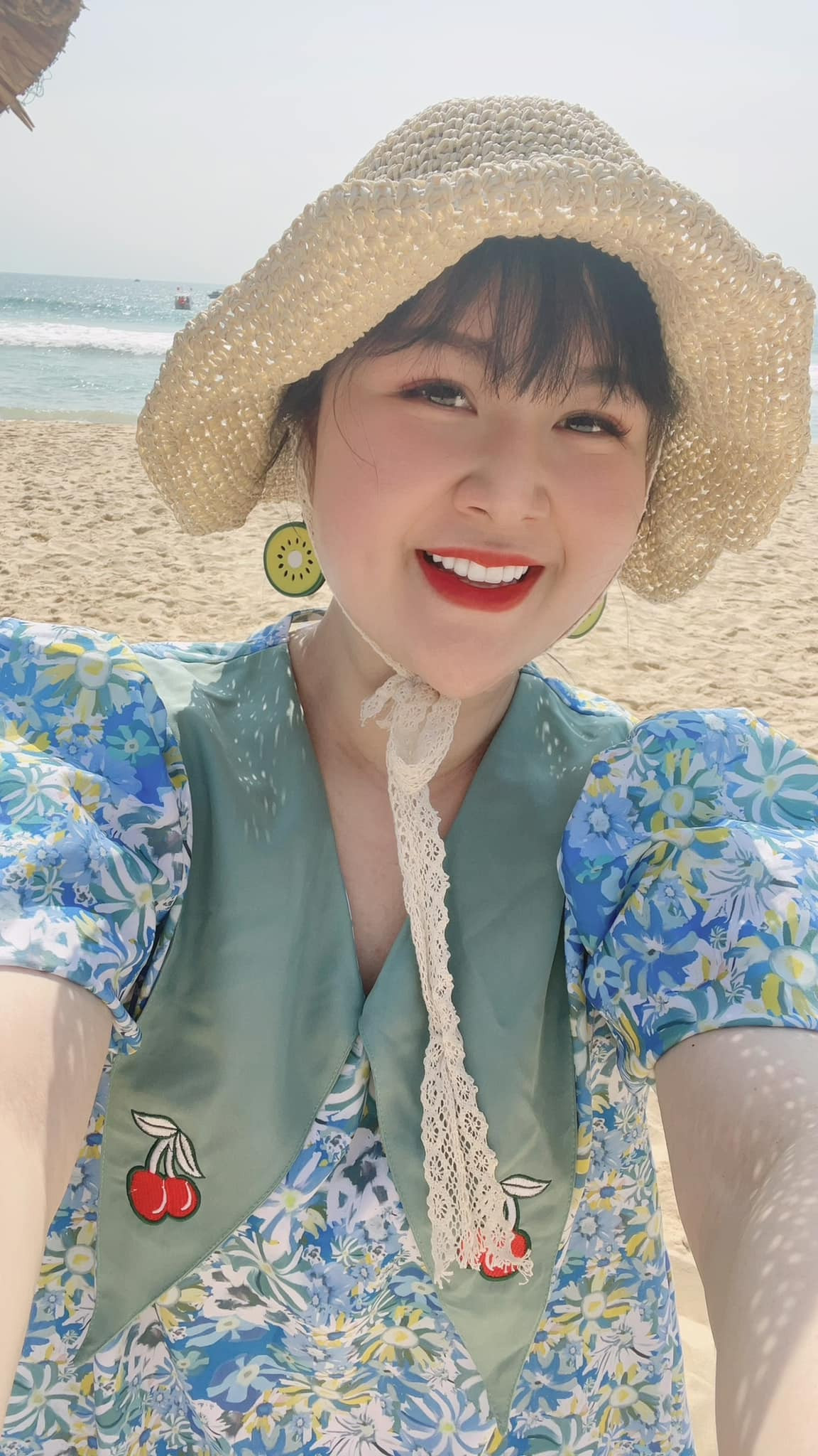 Trải qua nhiều thăng trầm trong hành trình lấy lại thân hình thon gọn, mới đây hot girl Ngô Thủy Tiên gây chú ý với ngoại hình "mi nhon" khác lạ.