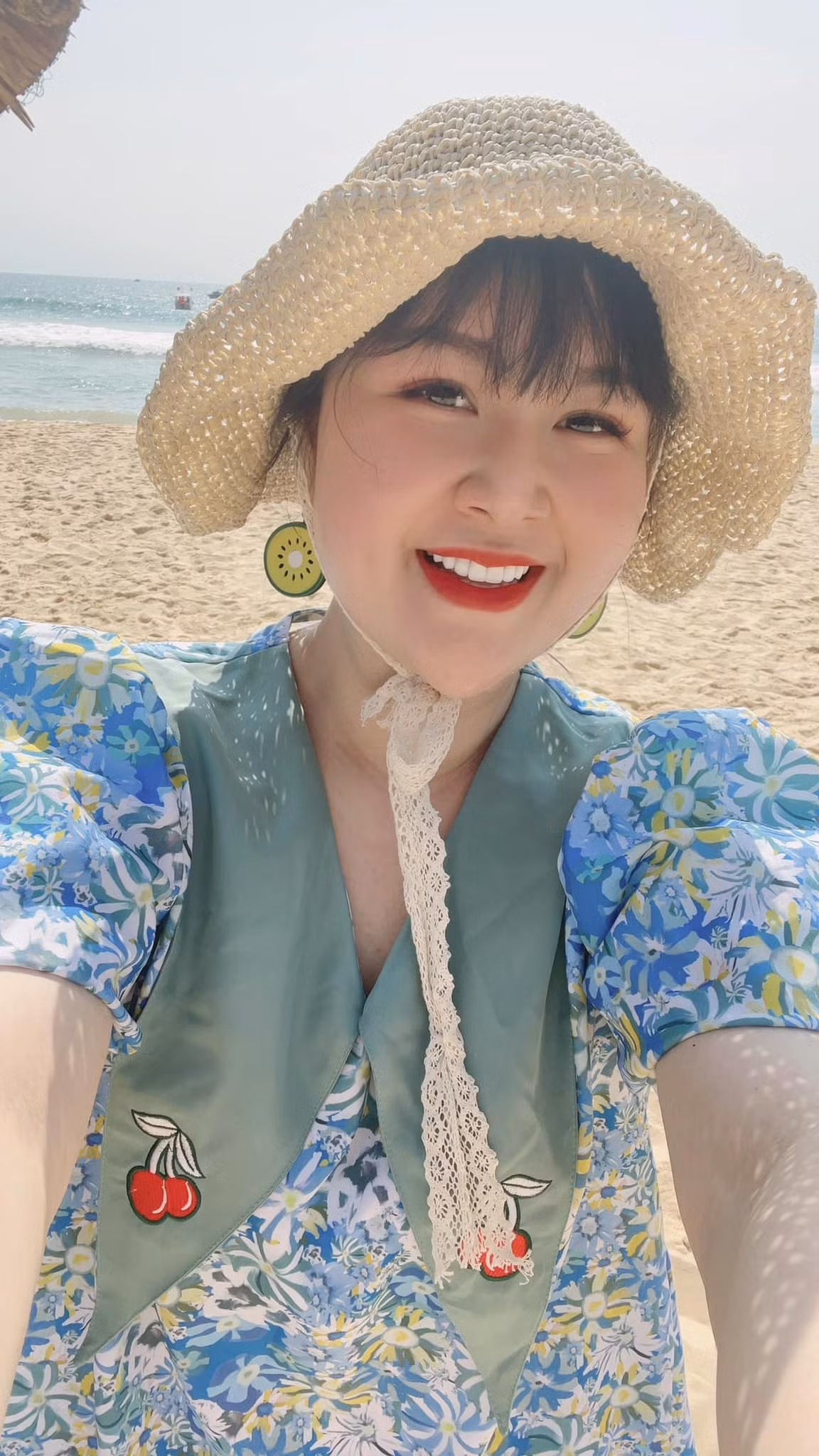 Trải qua nhiều thăng trầm trong hành trình lấy lại thân hình thon gọn, mới đây hot girl Ngô Thủy Tiên gây chú ý với ngoại hình "mi nhon" khác lạ.