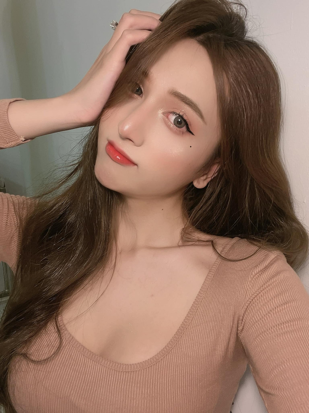 Người đẹp sinh năm 1997 ược khen đẹp như thần tiên tỷ tỷ, đường nét gương mặt hài hoà và khá tự nhiên, thân hình nuột nà trắng sáng.