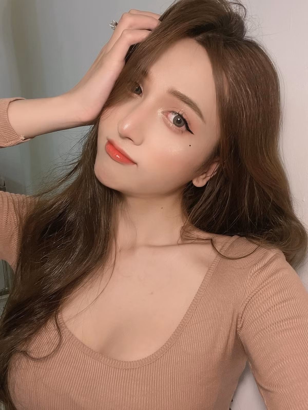 Người đẹp sinh năm 1997 ược khen đẹp như thần tiên tỷ tỷ, đường nét gương mặt hài hoà và khá tự nhiên, thân hình nuột nà trắng sáng.