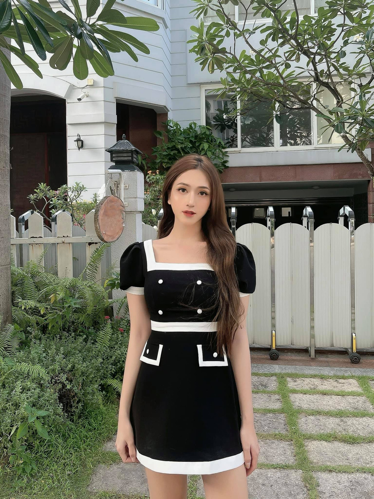 Hoàng Học từng chia sẻ, cô chỉ nâng mũi và tiêm hormon mà đã đạt được sự thay đổi như hiện tại.