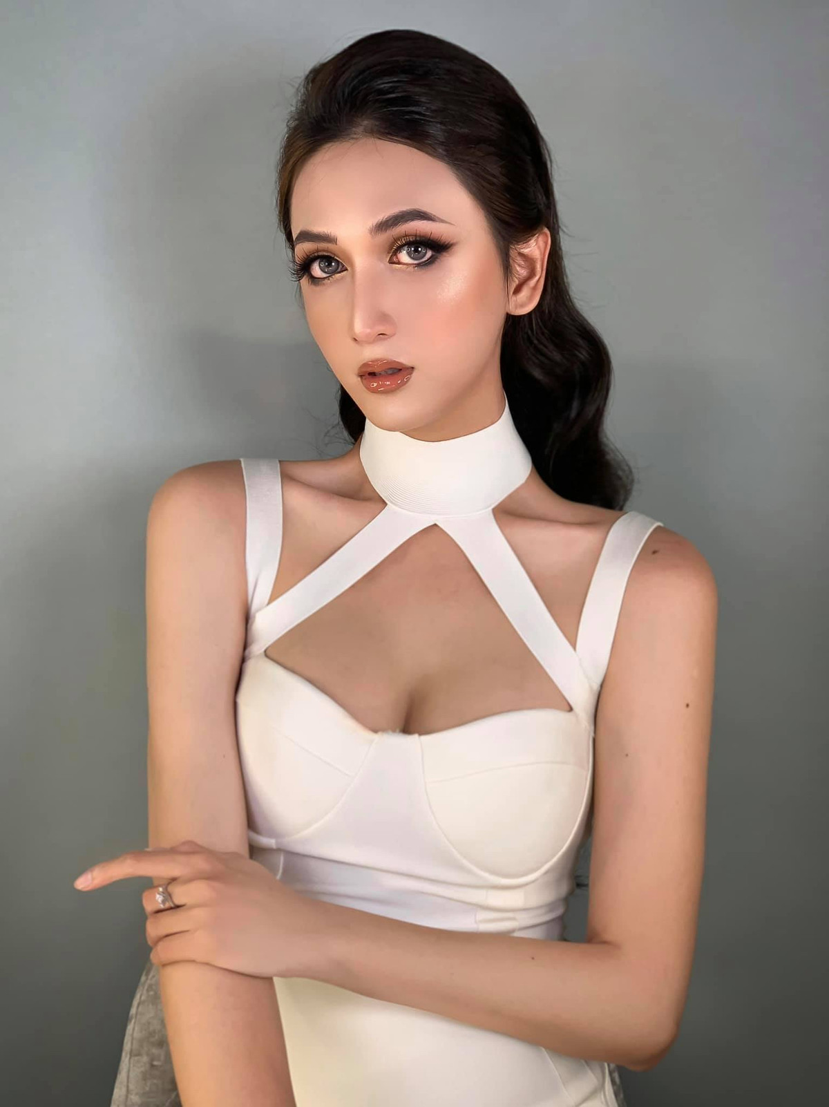 Nhan sắc nữ tính, xinh đẹp không khác gì "búp bê sống" của Nguyễn Hoàng Học nhanh chóng ghi điểm trong mắt người nhìn.