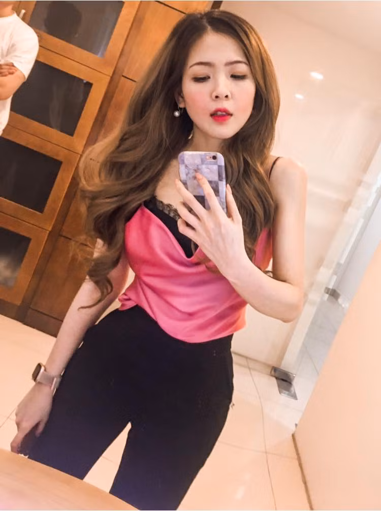 Đồng thời ở cô còn toát lên vẻ đẹp của người phụ nữ tự tin và kiên định. Ảnh: Tổng hợp, FBNV