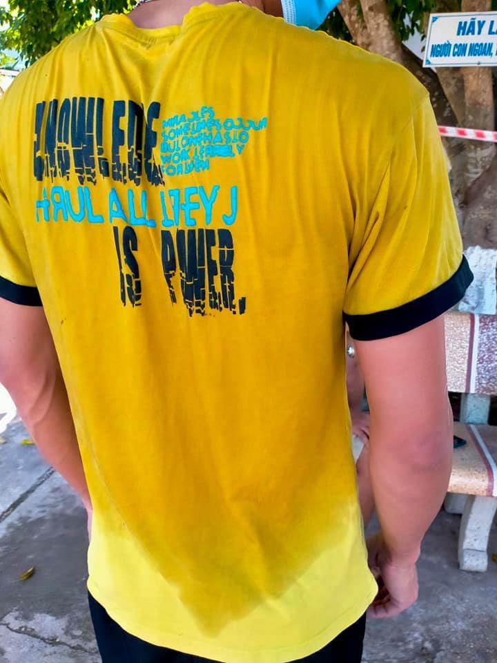 Đặc biệt, cơ thể của hầu hết các cán bộ y tế đều ướt đẫm mồ hôi, do phải mặc đồ bảo hộ suốt cả ngày và làm việc dưới thời tiết nóng gay gắt.