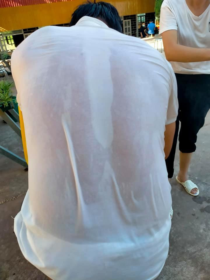 Không ít người trong số họ đã lả đi vì kiệt sức ngất xỉu, họ phải tranh thủ ngủ trên ghế làm việc, có người mệt quá gục ngay trên bậc tam cấp.