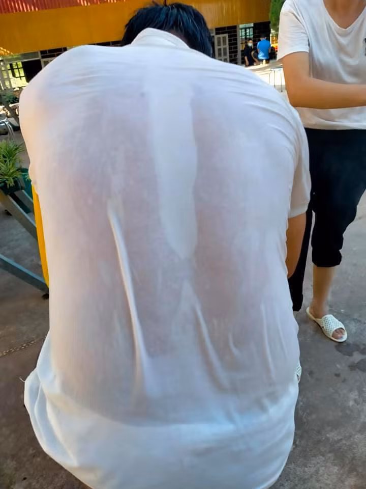 Không ít người trong số họ đã lả đi vì kiệt sức ngất xỉu, họ phải tranh thủ ngủ trên ghế làm việc, có người mệt quá gục ngay trên bậc tam cấp.