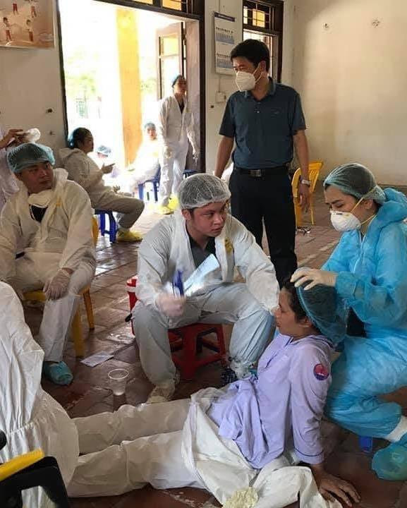 Hình ảnh tuyến đầu chống dịch đã phải làm việc thâu đêm, suốt sáng để lấy mẫu, xét nghiệm cho người dân trong tiết trời nóng bức, không ít người trong số họ đã lả đi vì kiệt sức ngất xỉu khiến netizen không khỏi xót xa.