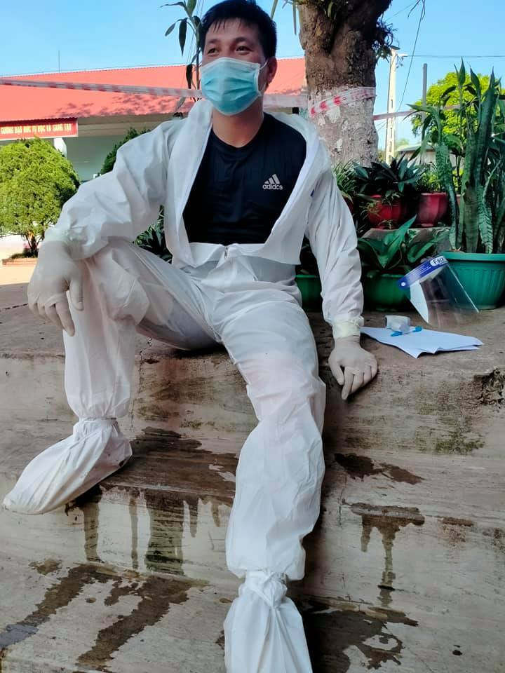 Cũng chính vì phải làm việc ở cường độ cao, không có một phút nghỉ ngơi nên nhiều người đã kiệt sức, đổ gục tại chỗ vì phải mặc liên tục bộ đồ bảo hộ trong nhiều giờ giữa nắng nóng để lấy mẫu thử COVID-19.