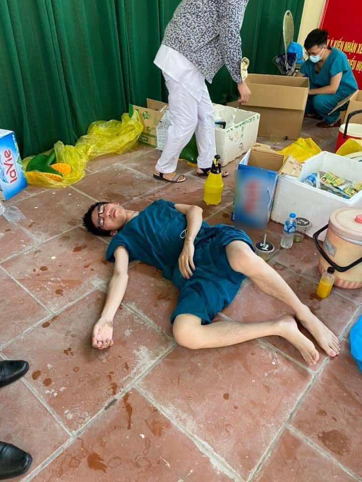 Bất kỳ chiến sĩ y tế chống dịch nào cũng đang rất mệt mỏi ở thời điểm này, thậm chí có người còn bất chấp nằm lăn ra nền gạch để tranh thủ nghỉ ngơi.