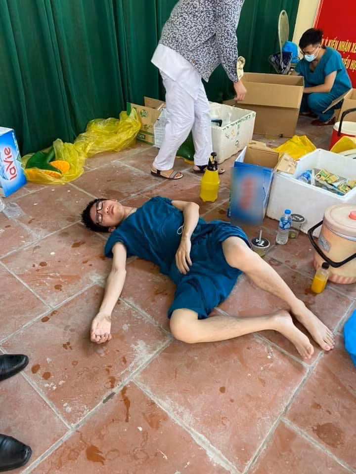Bất kỳ chiến sĩ y tế chống dịch nào cũng đang rất mệt mỏi ở thời điểm này, thậm chí có người còn bất chấp nằm lăn ra nền gạch để tranh thủ nghỉ ngơi.
