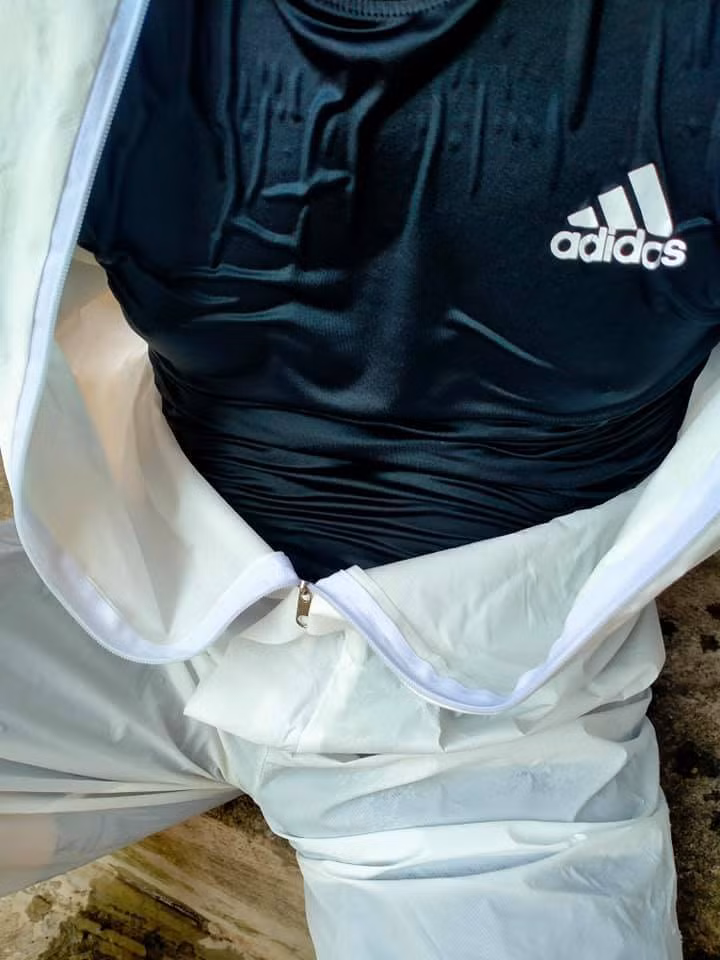 Hình ảnh chiếc áo ướt sũng mồ hôi vì phải mặc đồ bảo hộ kín mít cả ngày giữa trời nắng nóng khiến nhiều người xót xa.