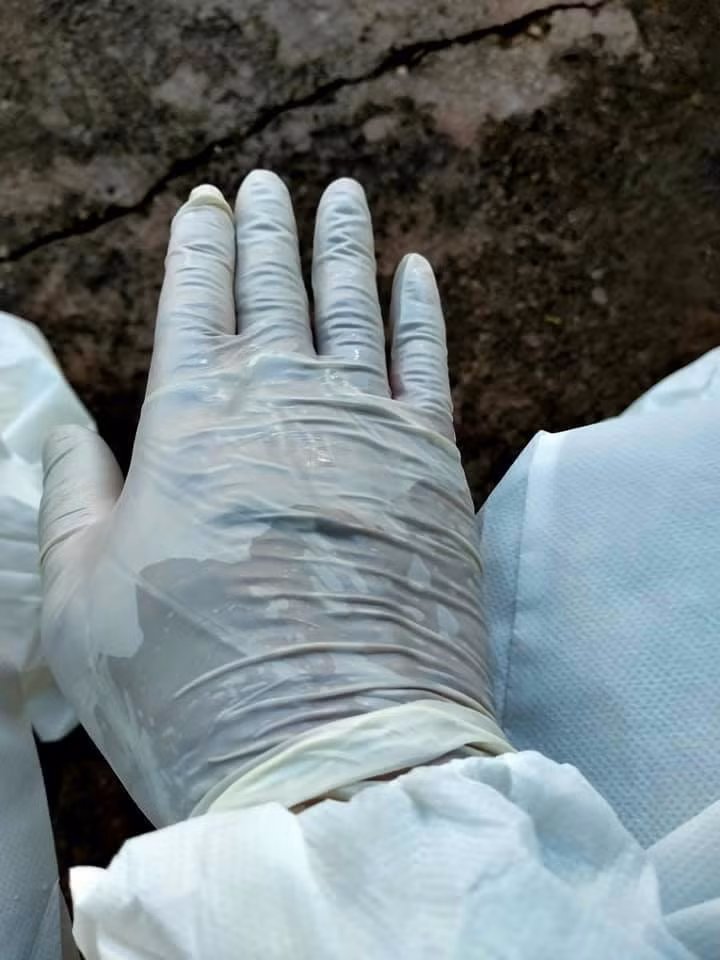 Trước những hình ảnh vất cả của các chiến sĩ phòng chống dịch COVID-19 nhiều cư dân mạng dành lời khen ngợi và cổ vũ nhiệt tình đến họ. "Với thời tiết như hiện tại, bước ra khỏi nhà mua chai nước thôi cũng thấy mệt mỏi rồi. Vậy mà những chiến sĩ áo trắng này vẫn chiến đấu âm thầm. Hãy trân trọng họ", "Cố lên các chiến sĩ của chúng ta ra, hy vọng dịch bệnh sẽ qua đi chúng ta sẽ trở lại cuộc sống yên bình",...nhiều netizen đã để lại bình luận. Ảnh: Tổng hợp