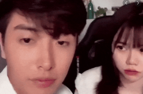 Trong khi anh chàng dịu dàng hôn lên tóc Huỳnh Anh thì cô cũng tỏ ra rất vui vẻ, thoải mái với điều này.