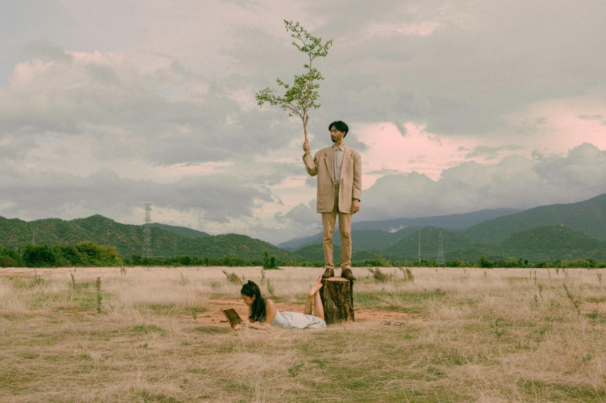 Và như mọi lần, sản phẩm âm nhạc mới của "thánh đoán đề" Đen Vâu ra mắt trước kỳ thi tốt nghiệp THPT năm nay lại lần nữa sôi sục, bởi lẽ đây là lúc các sĩ tử bắt đầu xôn xao, bàn luận và đoán đề thi rất nhiệt tình.