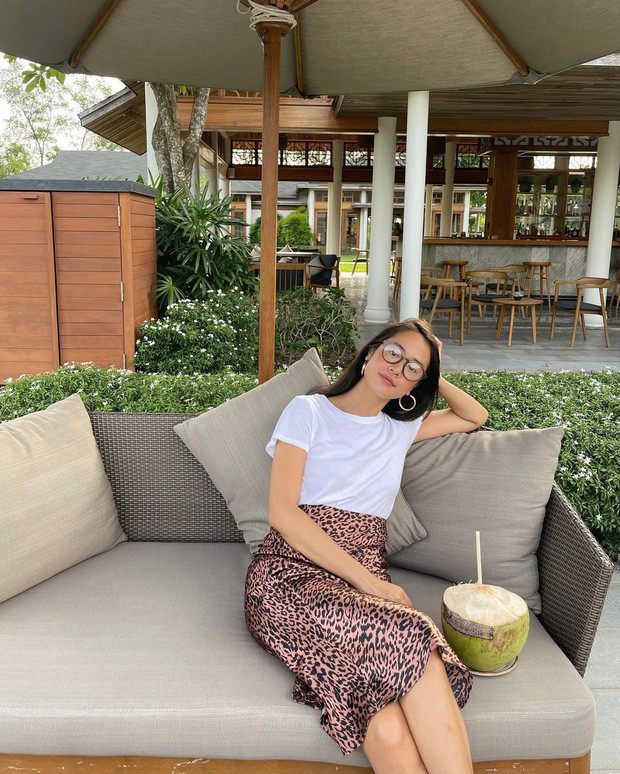 Amandine còn là gương mặt mẫu quen thuộc với những nhãn hàng hướng tới vẻ đẹp trong trẻo nhưng vẫn rất “phụ nữ”.