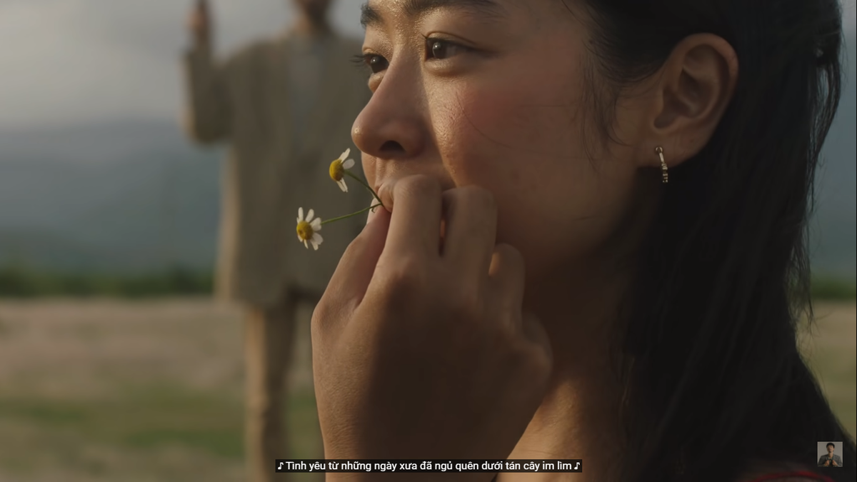 Theo tìm hiểu, nữ chính là Amandine (tên tiếng Việt là Thuỳ Trinh, sinh năm 1992), đây là gái xinh Instagram khá nổi tiếng với vẻ ngoài đậm chất tiểu thư.