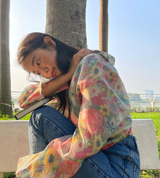 Vẻ đẹp và thần thái của cô gái gốc Việt sinh ra và lớn lên ở Paris thực sự không thể đùa được đâu. Trong mỗi bức ảnh mà cô đăng tải, người nhìn thực sự mê mẩn với sắc vóc trời phú của cô.