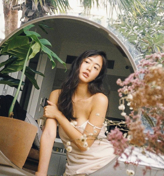 Hình tượng trên MV và thực tế của Amandine cũng không mấy khác biệt.