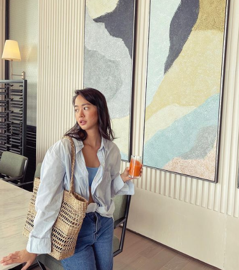 Ngoài đời, cô nàng cũng cá tính và quyến rũ không quá khác biệt với hình ảnh trong MV Đen Vâu.