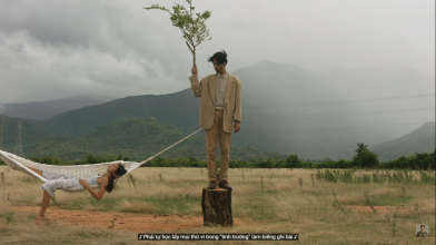 Tối 13/5, Đen Vâu chính thức ra mắt sản phẩm mới mang tên Trốn Tìm. Bên cạnh lắng nghe giai điệu sâu lắng, ngắm nghía hình ảnh đậm chất thơ, người xem còn không khỏi chú ý đến nhân vật nữ chính.