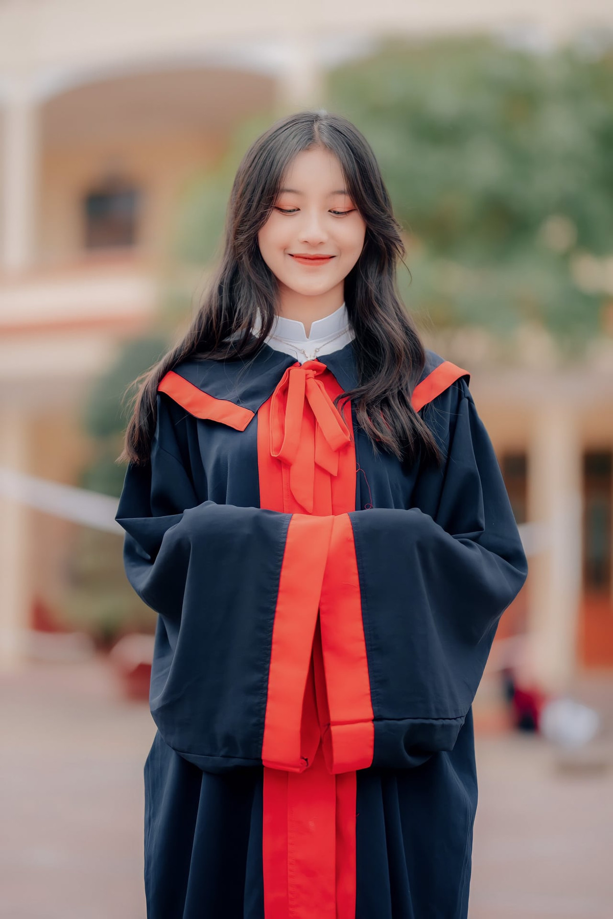 Ngay sau khi những hình ảnh được chia sẻ rộng rãi, nữ sinh này nhanh chóng nổi tiếng và danh tính của cô bạn cũng được tìm ra. Đó là Đỗ Thị Khánh Linh (sinh năm 2003), học sinh lớp 12A12, trường THPT An Dương, Hải Phòng.