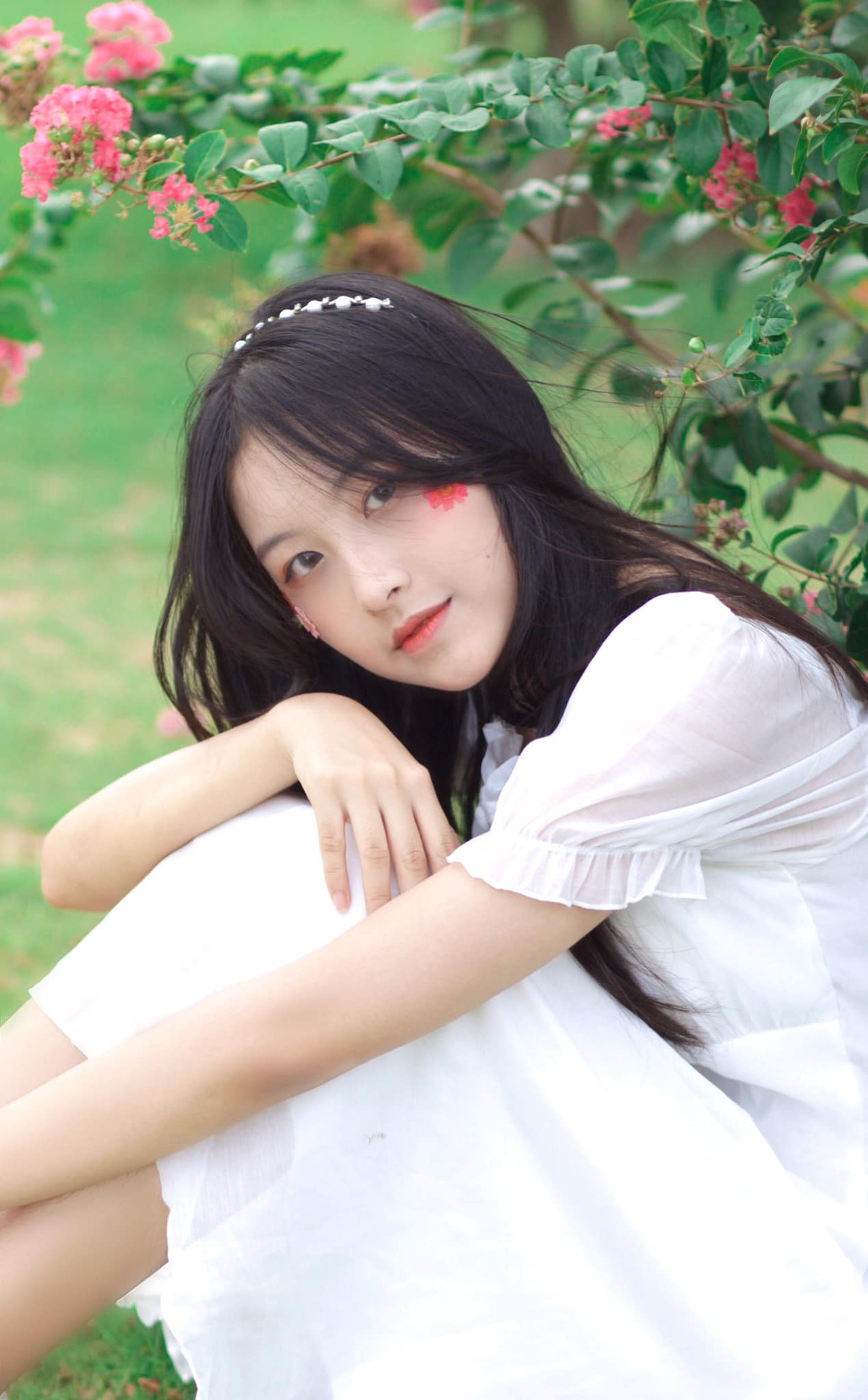 Từng chia sẻ với báo chí về dòng chữ ước muốn của mình, Khánh Linh cho biết đỗ đại học là ước mơ của tất cả mọi người, và cô nàng cũng vậy. Còn dòng "lấy chồng giàu, làm CEO" chỉ là viết để vui, và cô nàng mong mọi người đừng quá để ý. Ảnh: FBNV