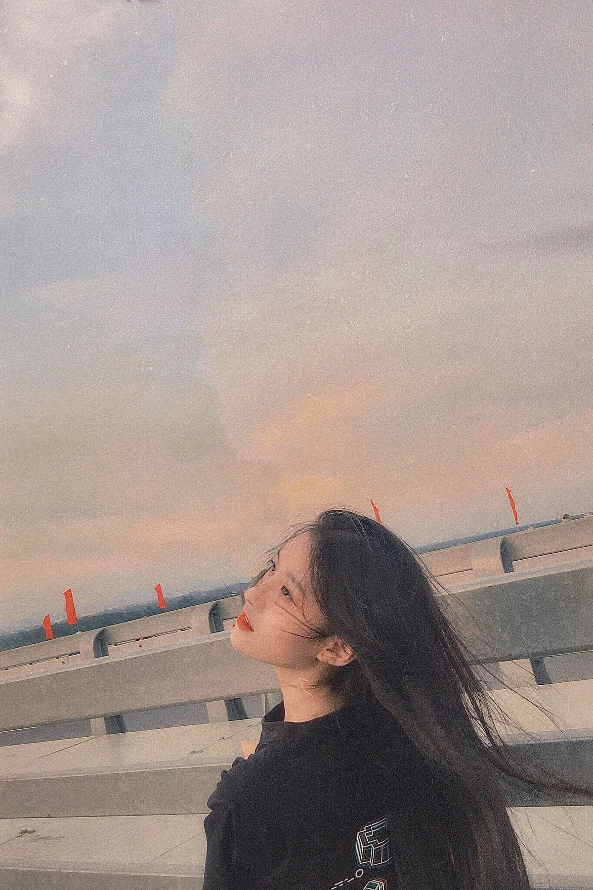 Những bức ảnh của Khánh Linh đã nhận về hàng ngàn lời khen ngợi, đặc biệt là khoảnh khắc cuối cấp của tuổi học trò khiến nhiều người gợi nhớ về quá khứ một thời.