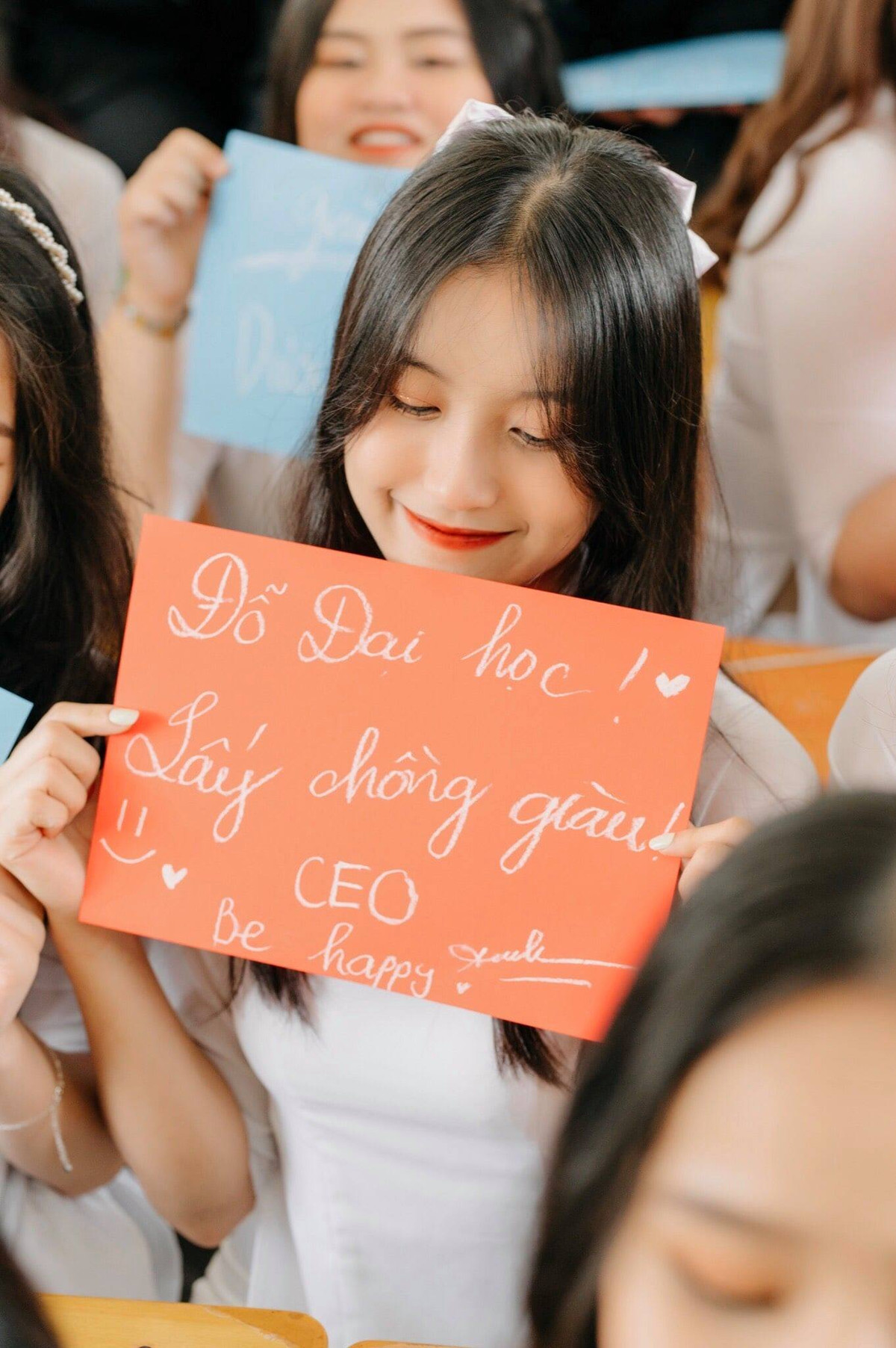 Trong bức ảnh kỉ yếu của mình, nữ sinh xinh đẹp này thu hút vì ngoại hình xinh xắn cùng sự hài hước khi ghi điều ước "Đỗ đại học, lấy chồng giàu".