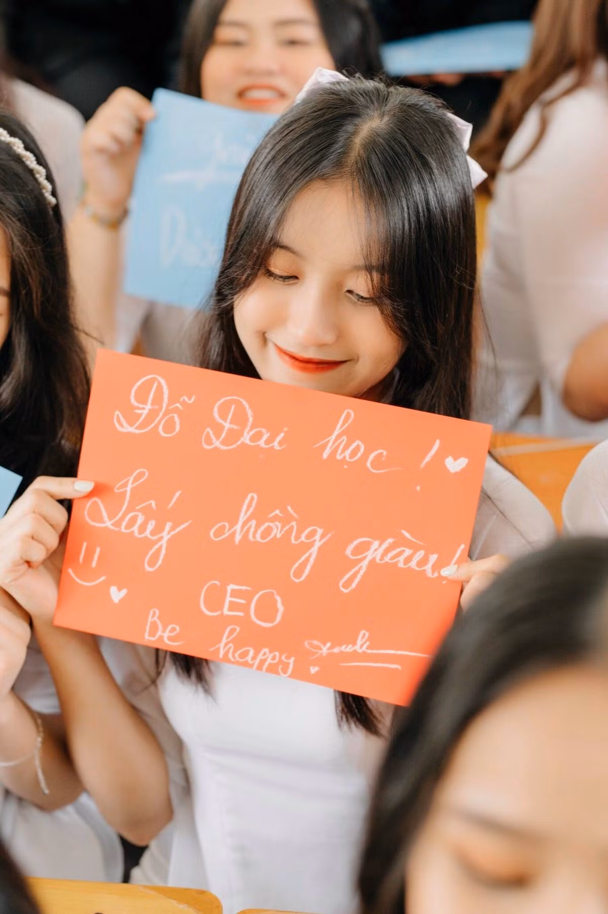 Trong bức ảnh kỉ yếu của mình, nữ sinh xinh đẹp này thu hút vì ngoại hình xinh xắn cùng sự hài hước khi ghi điều ước "Đỗ đại học, lấy chồng giàu".