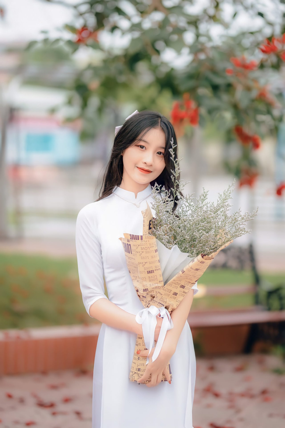 Mới đây, nhiều cư dân mạng đã chia sẻ loạt ảnh kỷ yếu ghi lại chân dung một nữ sinh với nụ cười tỏa nắng đầy thơ ngây, trong sáng của tuổi học trò.