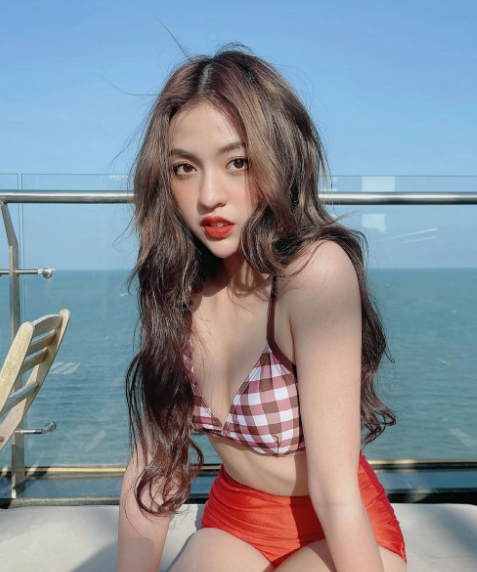 Thời gian gần đây, Trần Thanh Tâm thường xuyên đăng tải hình ảnh diện bikini vô cùng nóng bỏng. Cô nàng khéo léo khoe vóc dáng có ăn có tập của mình khiến ai nấy đều xuýt xoa khen ngợi.