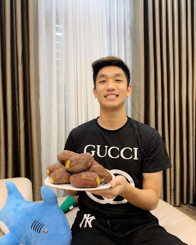 Cầu thủ Nguyễn Trọng Đại hôm nay cũng không "ngủ nướng" mà đã về quê ở ngoại thành Hà Nội để tham gia ngày đặc biệt này.