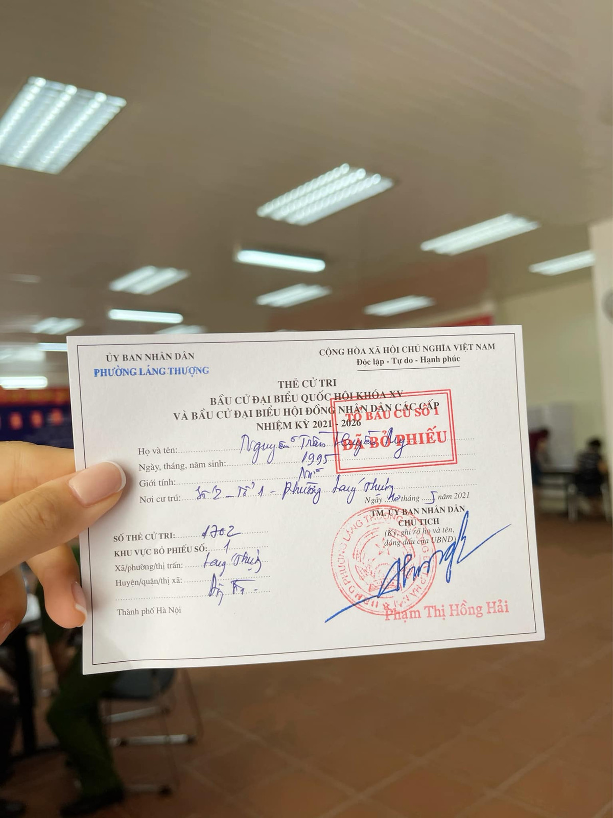 Đăng tải trên trang cá nhân, cô viết: "Cử tri trẻ Mỳ tôm đi bầu cử ạ, các cử tri khác thế nào rùii??". Ảnh: Tổng hợp