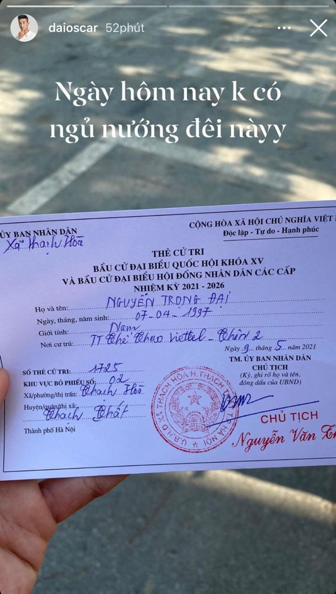 Lá phiếu cử tri trên tay được anh chụp lại và check in trên mạng xã hội.