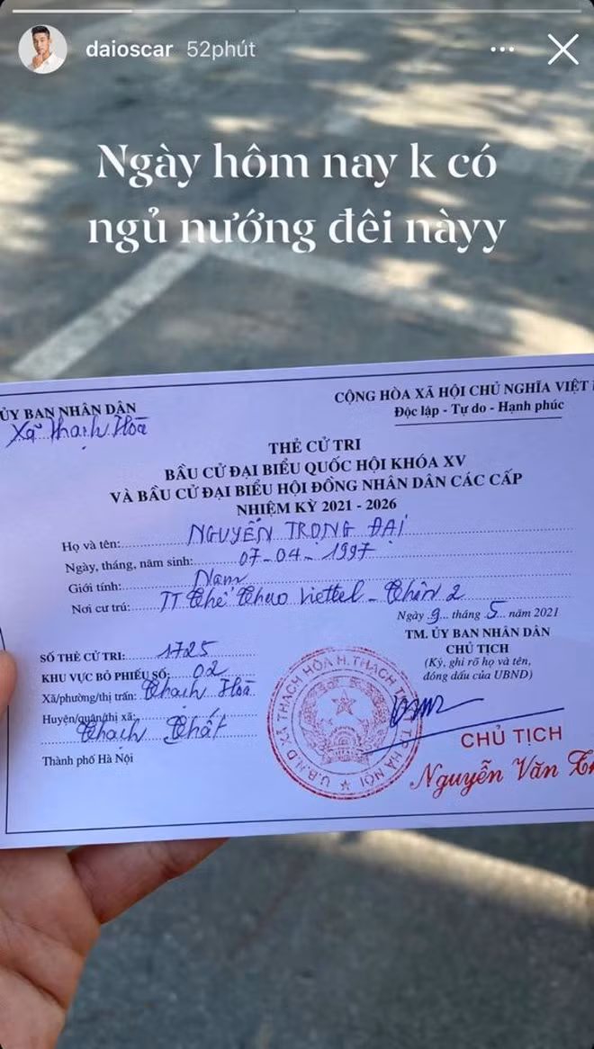 Lá phiếu cử tri trên tay được anh chụp lại và check in trên mạng xã hội.