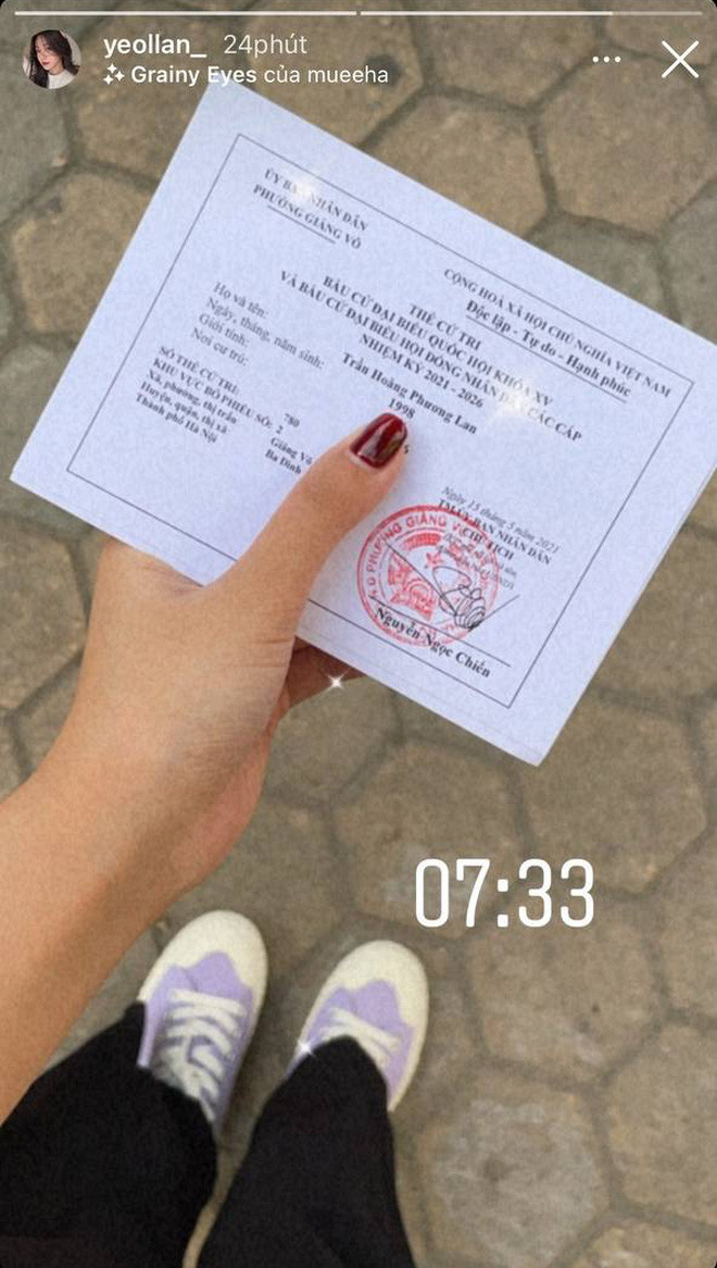 Cô nàng đã có mặt ở điểm bầu cử ngay từ 7h sáng và cầm trên tay lá phiếu bầu.