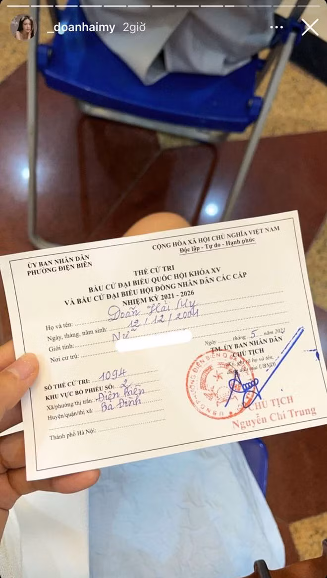 Người đồng hành cùng gái xinh 2k1 trong lần đầu tiên đi bầu cử là mẹ của cô nàng.