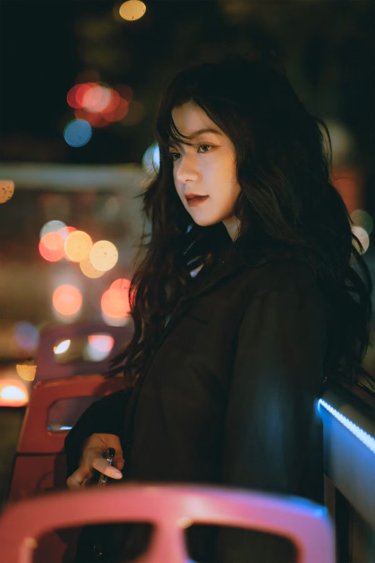 Bộ ảnh này được thực hiện trên xe buýt hai tầng, khoác bên ngoài chiếc áo blazer kín đáo Trang Lucy vẫn có thần thái cuốn hút, dù không hở hang nhưng lại vô cùng quyến rũ.