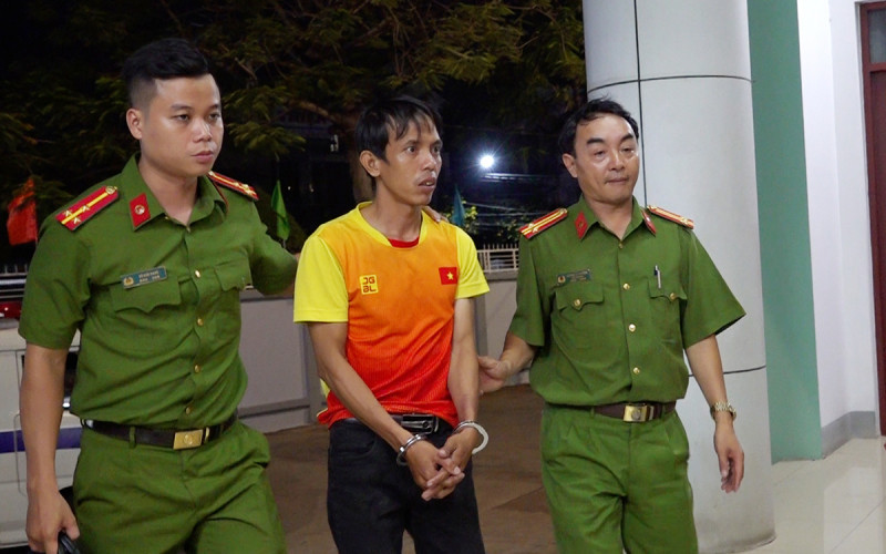 Khai quật tử thi bé 5 tuổi, lộ tội ác của gã cha dượng Khai quat tu thi be 5 tuoi, lo toi ac cua ga cha duong