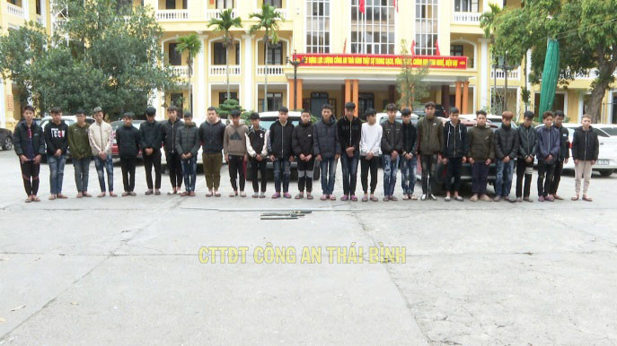Khoi to nhom thanh nien mang kiem duoi danh nhau o Thai Binh