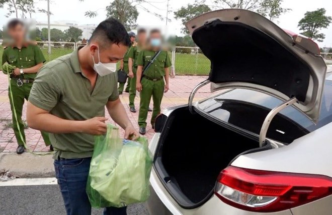 Trước đó, ngày 29/12/2023, Phòng Cảnh sát hình sự Công an tỉnh Bến Tre nhận được tin báo của người dân về việc phát hiện một thi thể trong bao ni lông dạt vào bãi bồi ven sông Hàm Luông, khu vực TP Bến Tre. Đến ngày 31/12/2023, cơ quan điều tra xác định nạn nhân là chị H. nên tiến hành xác minh nhân thân và các mối quan hệ, kết hợp các biện pháp rà soát, sàng lọc, từ đó phát hiện Thông là đối tượng liên quan vụ án.