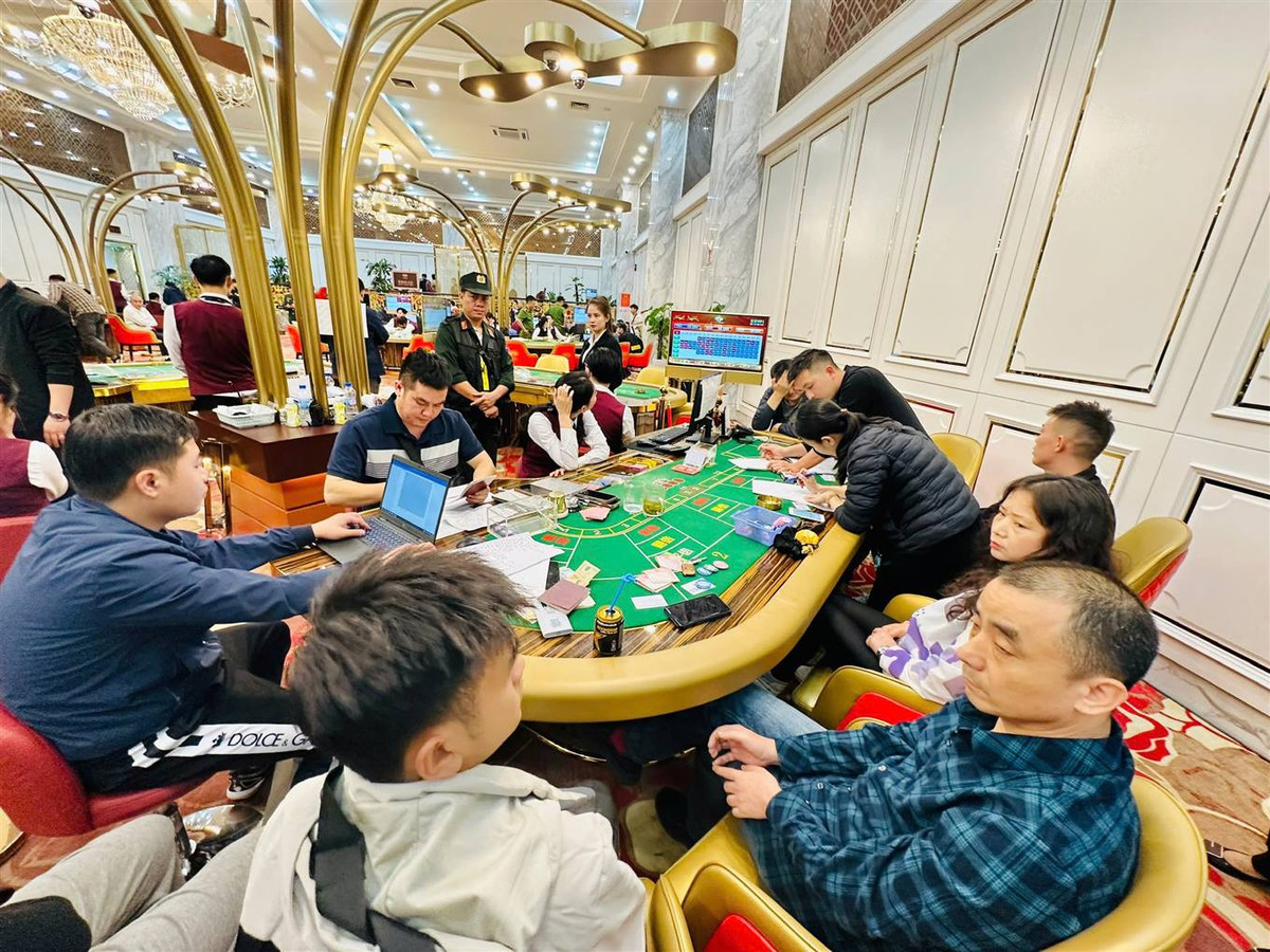 Khách chơi thắng, thua đổi chíp (phỉnh) ra tiền mặt (Nhân dân tệ). Quy ước 01 Phỉnh = 01 Nhân dân tệ = 3.540 Việt Nam đồng.