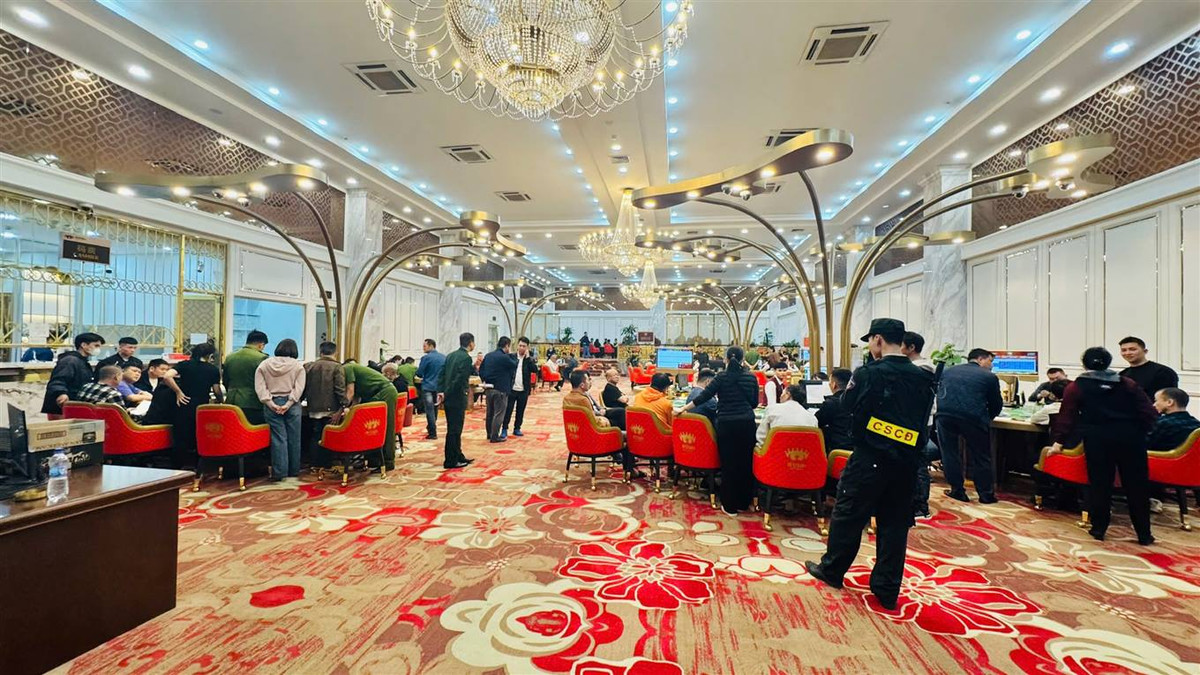 Cụ thể khoảng 15h30, ngày 6/3, cảnh sát kiểm tra Câu lạc bộ thể thao cơ sở Bridge và Poker Khải Hoàng, trụ sở tại tầng II, khách sạn Royal Lào Cai thuộc tổ 7, phường Duyên Hải, thành phố Lào Cai, bắt quả tang 97 đối tượng đang tổ chức đánh bạc và đánh bạc.