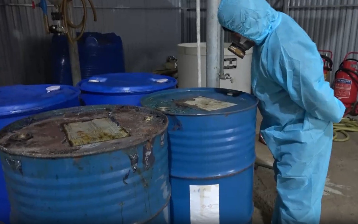 Tháng 11/2024, Minh nhờ người thuê mảnh đất rộng 1.000m2 tại khu nghĩa trang phía Bắc, xã Vĩnh Lương, Nha Trang. Đây là khu vực hẻo lánh, ít người qua lại, đường vào khó khăn. Minh cử người canh gác, lắp đặt camera giám sát, đồng thời nuôi chó để phát hiện người lạ xâm nhập.