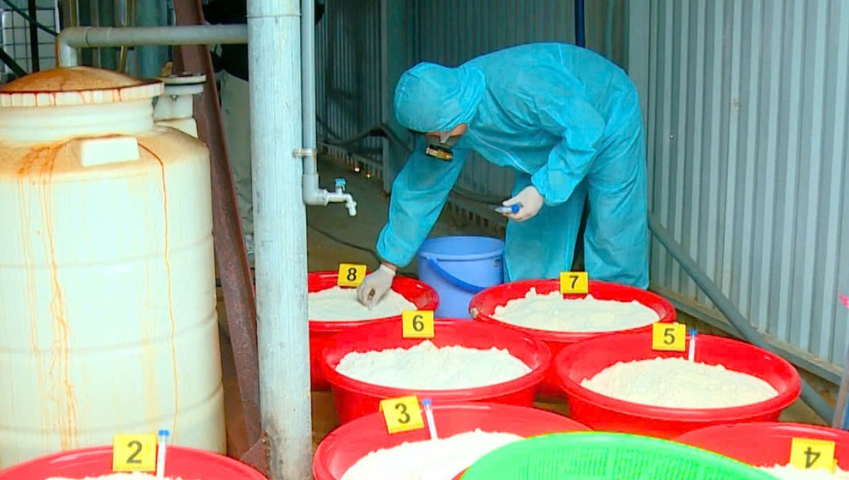 Tại hiện trường, cảnh sát thu giữ 118kg ketamin thành phẩm, 160 lít dung dịch ketamin, 17 tấn hóa chất, cùng dây chuyền, thiết bị phục vụ sản xuất ma túy. Tại hai kho xưởng, cảnh sát thu giữ 90kg ketamin, 270 lít dung dịch và dây chuyền, thiết bị phục vụ sản xuất ma túy, 57 tấn hóa chất, 380 lít khí. Đến nay, cơ quan điều tra thu giữ 1,4 tấn ketamin với độ tinh khiết rất cao, cùng gần 80 tấn hóa chất. 