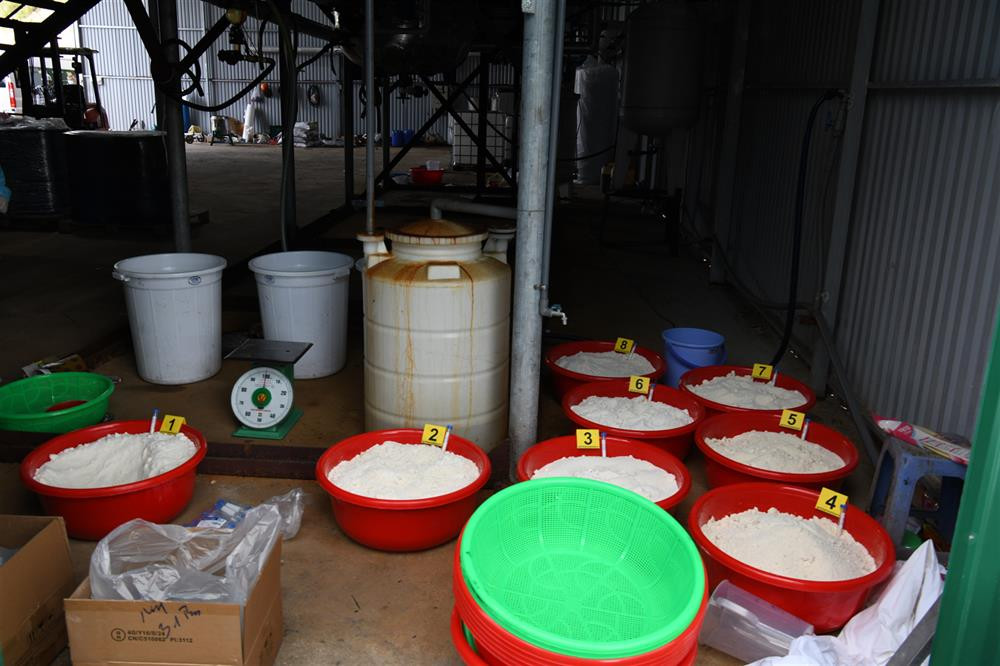 Khi nhà xưởng xây lắp xong, các đối tượng chuyển nguyên vật liệu, hóa chất và bắt tay vào sản xuất giai đoạn một. Các loại hóa chất được cho vào máy trộn, kết hợp các phụ gia và điều chỉnh nhiệt độ để tạo phản ứng giữa các chất hóa học. 