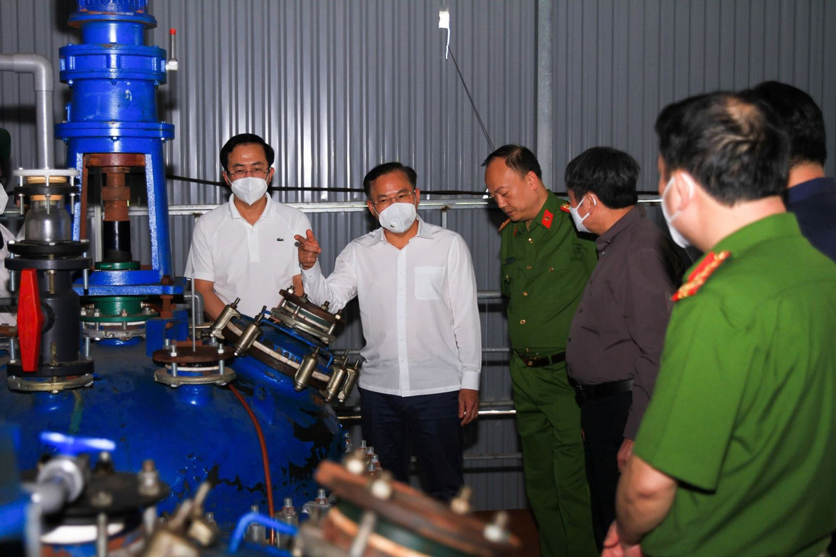 Trung tướng Nguyễn Văn Long, Thứ trưởng Bộ Công an (áo trắng, đứng giữa) trực tiếp thi sát hiện trường và chỉ đạo công tác điều tra mở rộng vụ án.