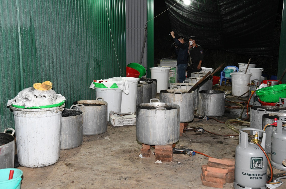 Ở khâu này, các đối tượng tạo vỏ bọc là sản xuất chất tạo bọt xử lý nước thải. Chỉ ít ngày sau, Minh tuyển 4 người khác, đồng thời thuê 2 đối tượng người Đài Loan (Trung Quốc) có trình độ về sản xuất ma túy để tiếp tục thực hiện giai đoạn hai. Minh cho mua nhiều xoong quân dụng, bông gòn, rổ nhựa, bếp gas công nghiệp. 