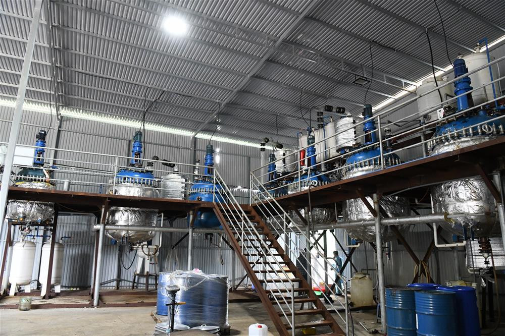 Để tập kết nguyên vật liệu, hóa chất và các thiết bị liên quan, Minh thuê thêm mảnh đất rộng 300m2 cách cơ sở trên 3km.