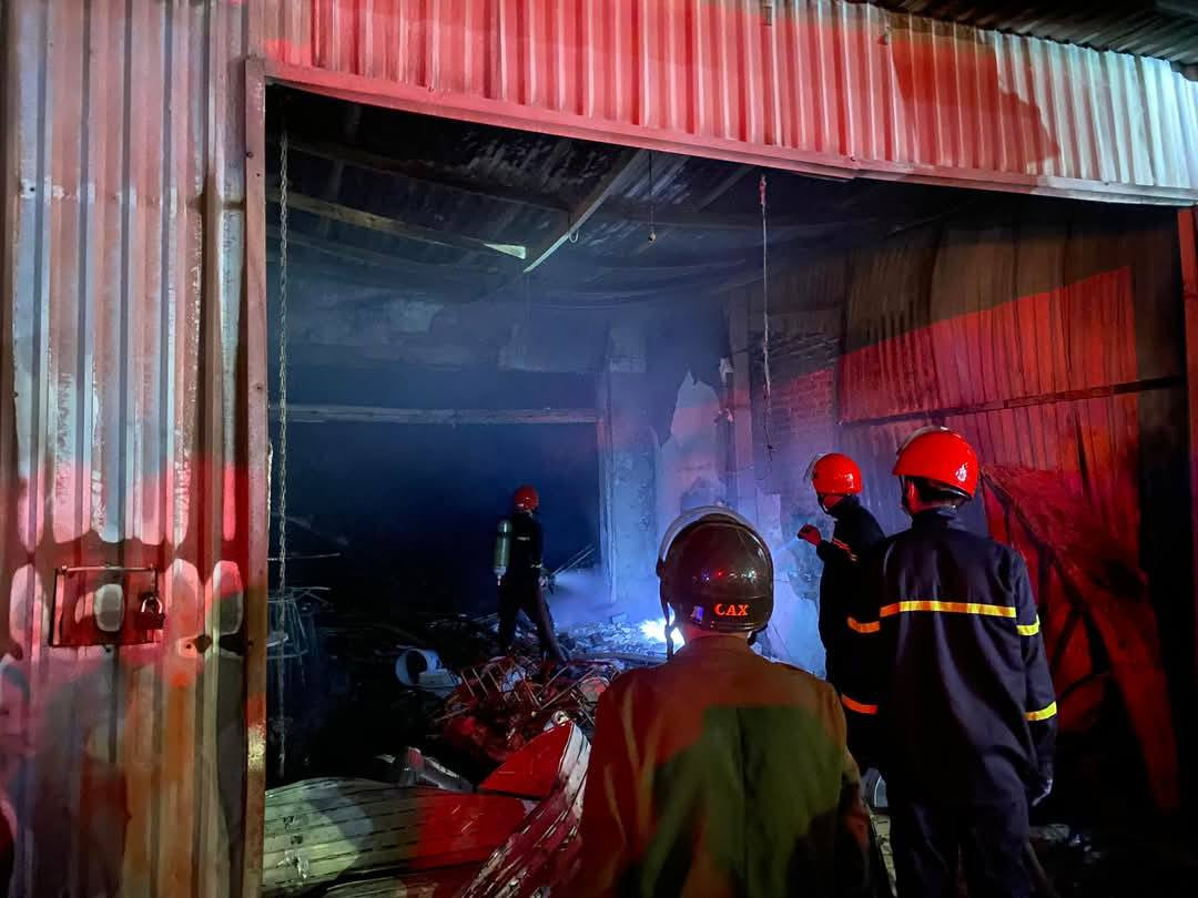 Hải Dương: Giải cứu 5 người mắc kẹt trong vụ cháy nhà dân - Hình 2 Hai Duong: Giai cuu 5 nguoi mac ket trong vu chay nha dan-Hinh-2